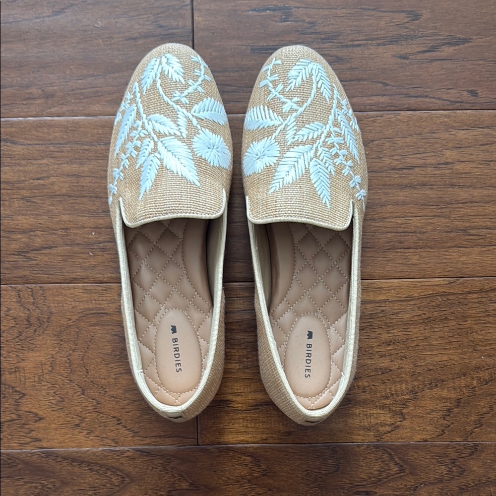 Birdies Tan & White Raffia Leaf Embroidered Loafers